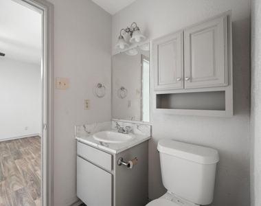 1108 N Elm Street - Photo Thumbnail 19