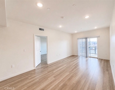 1025 S Berendo Street - Photo Thumbnail 9