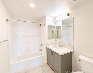 1025 S Berendo Street - Photo Thumbnail 12