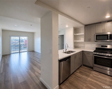 1025 S Berendo Street - Photo Thumbnail 2