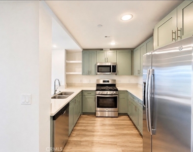1025 S Berendo Street - Photo Thumbnail 4