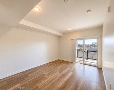 1025 S Berendo Street - Photo Thumbnail 14