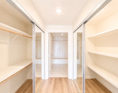 1025 S Berendo Street - Photo Thumbnail 15
