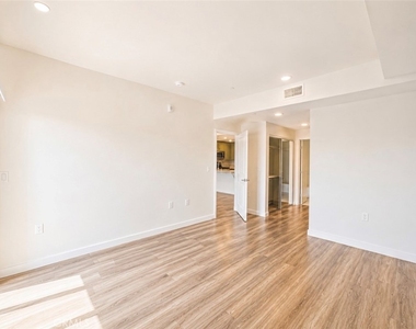 1025 S Berendo Street - Photo Thumbnail 13