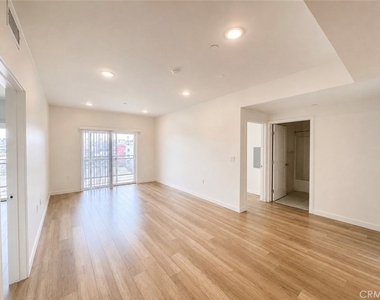 1025 S Berendo Street - Photo Thumbnail 7