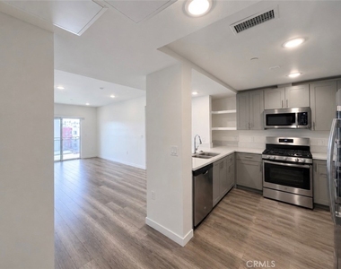 1025 S Berendo Street - Photo Thumbnail 5
