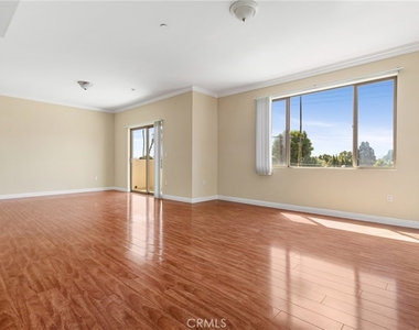 15435 Vanowen Street - Photo Thumbnail 6