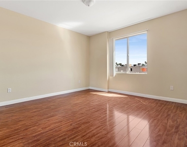 15435 Vanowen Street - Photo Thumbnail 8