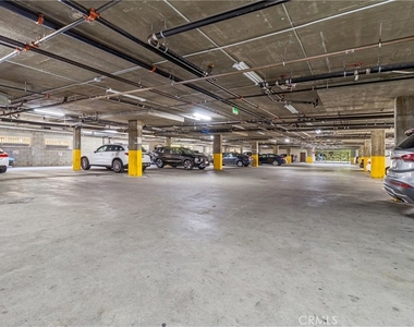 15435 Vanowen Street - Photo Thumbnail 17