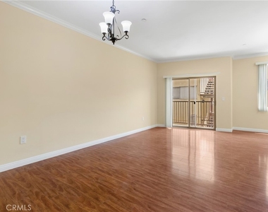 15435 Vanowen Street - Photo Thumbnail 8