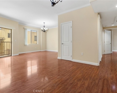 15435 Vanowen Street - Photo Thumbnail 9
