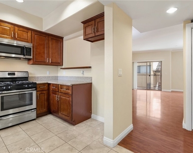 15435 Vanowen Street - Photo Thumbnail 7