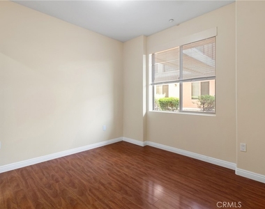 15435 Vanowen Street - Photo Thumbnail 13