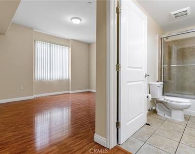 15435 Vanowen Street - Photo Thumbnail 14