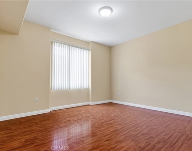 15435 Vanowen Street - Photo Thumbnail 16