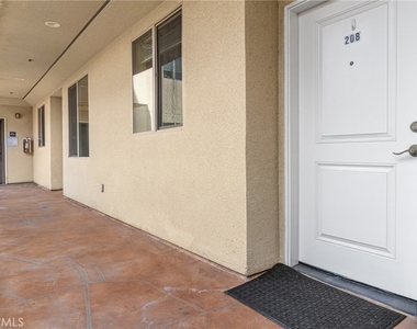 15435 Vanowen Street - Photo Thumbnail 4