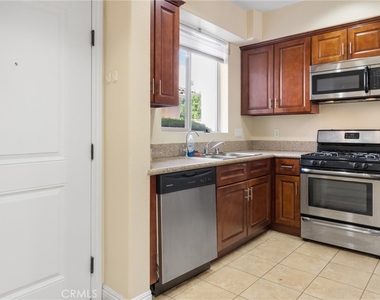 15435 Vanowen Street - Photo Thumbnail 5