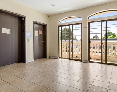 15435 Vanowen Street - Photo Thumbnail 3