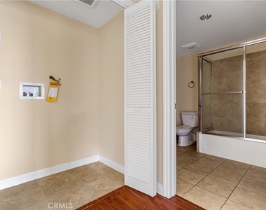 15435 Vanowen Street - Photo Thumbnail 8