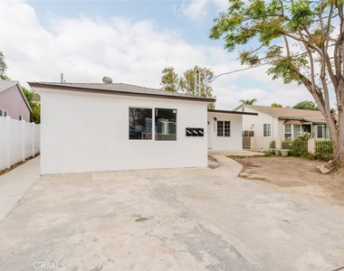 18306 Gresham Street - Photo Thumbnail 3