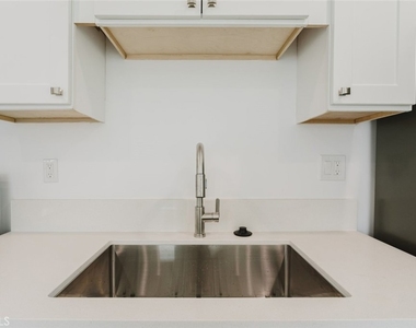 18306 Gresham Street - Photo Thumbnail 10