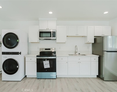 18306 Gresham Street - Photo Thumbnail 9