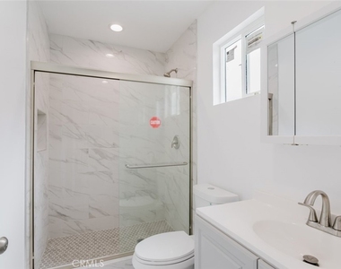 18306 Gresham Street - Photo Thumbnail 13