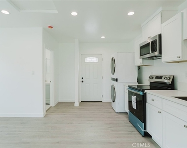 18306 Gresham Street - Photo Thumbnail 6