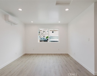 18306 Gresham Street - Photo Thumbnail 11