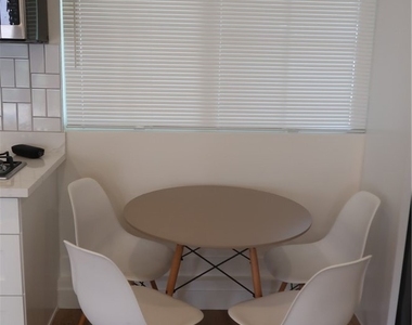 220 E Madison - Photo Thumbnail 3