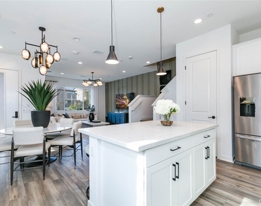 1085 Cadence - Photo Thumbnail 6