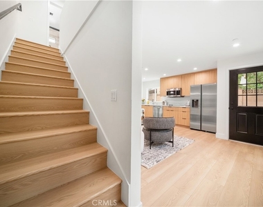 19920 Kittridge Street - Photo Thumbnail 8