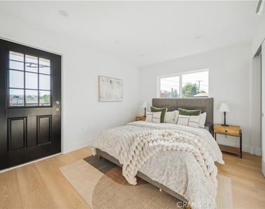 19920 Kittridge Street - Photo Thumbnail 11