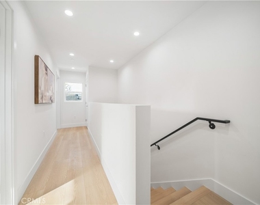 19920 Kittridge Street - Photo Thumbnail 10
