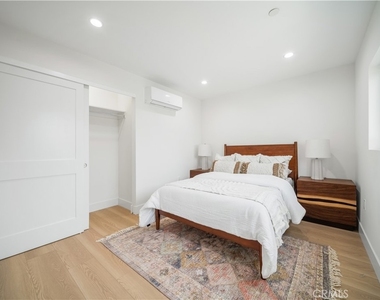 19920 Kittridge Street - Photo Thumbnail 12