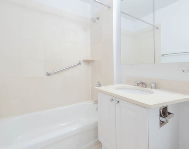 180 Riverside Blvd - Photo Thumbnail 62
