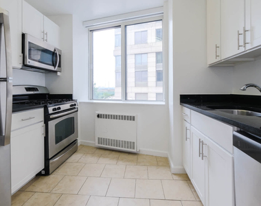 180 Riverside Blvd - Photo Thumbnail 68