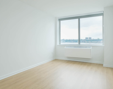 180 Riverside Blvd - Photo Thumbnail 63