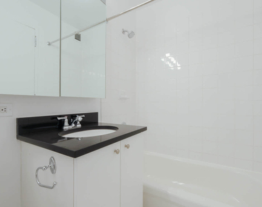 180 Riverside Blvd - Photo Thumbnail 66