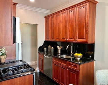 140 Broadway - Photo Thumbnail 1