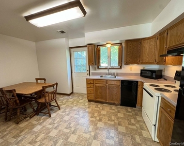 17 Brooks Lane - Photo Thumbnail 5