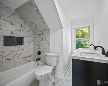 5 Monument Avenue - Photo Thumbnail 26