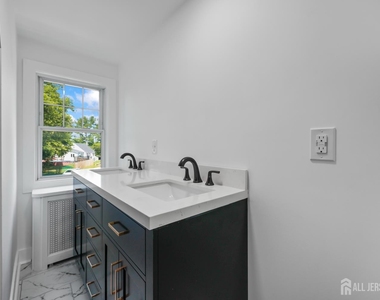 5 Monument Avenue - Photo Thumbnail 27