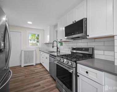 5 Monument Avenue - Photo Thumbnail 12