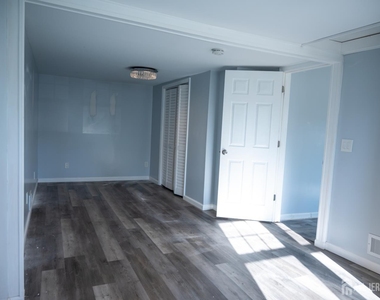 101 Perry Street - Photo Thumbnail 6