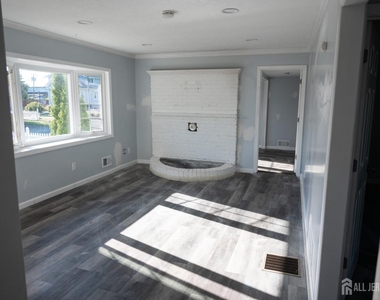 101 Perry Street - Photo Thumbnail 3