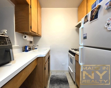 320 W 30th Street - Photo Thumbnail 4