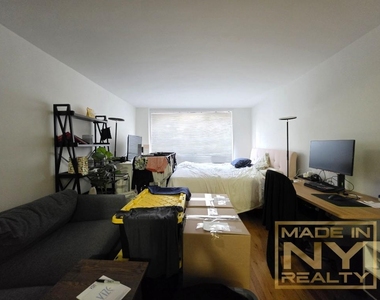 320 W 30th Street - Photo Thumbnail 2
