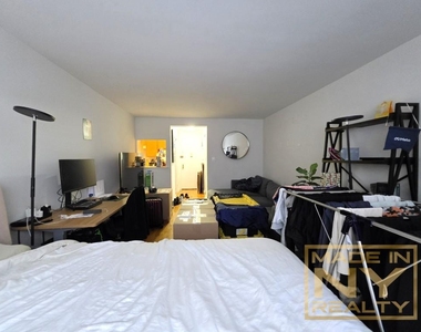 320 W 30th Street - Photo Thumbnail 1