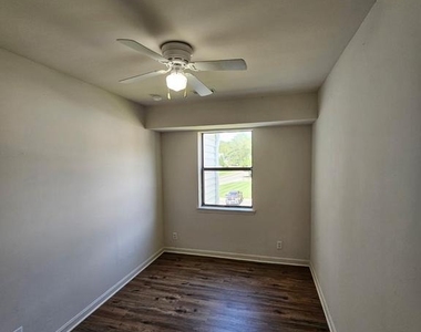 100 Chesterfield Lane - Photo Thumbnail 15